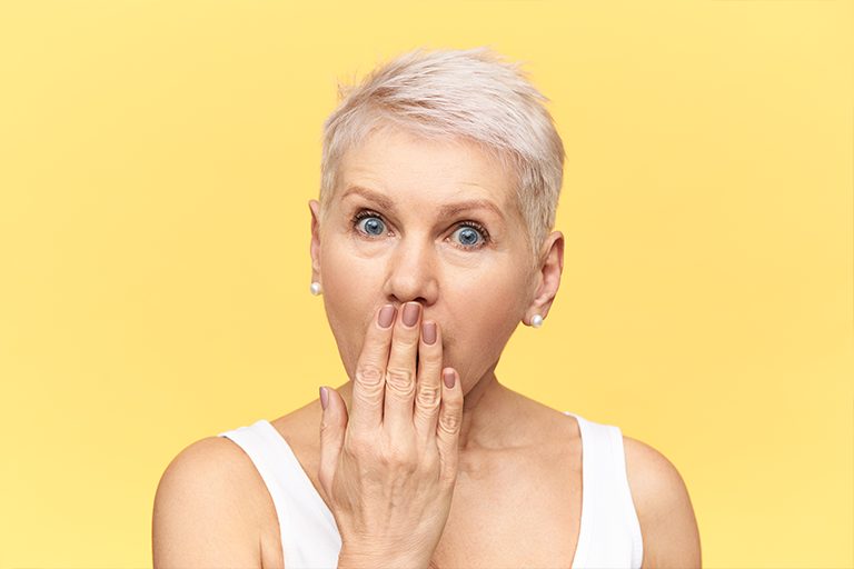 Existe uma conexão entre a má saúde bucal e a doença de Alzheimer?